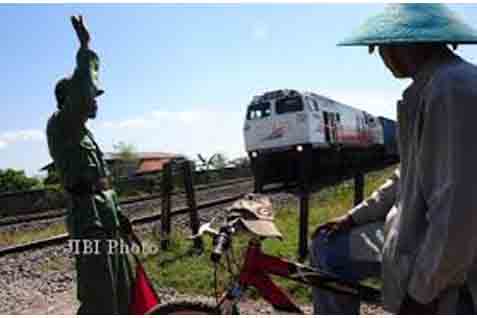  Kereta Api Banyubiru Solo-Semarang Tertabrak Mobil di Demak